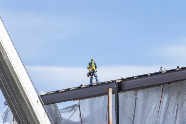 travailleur de la construction debout sur le toit